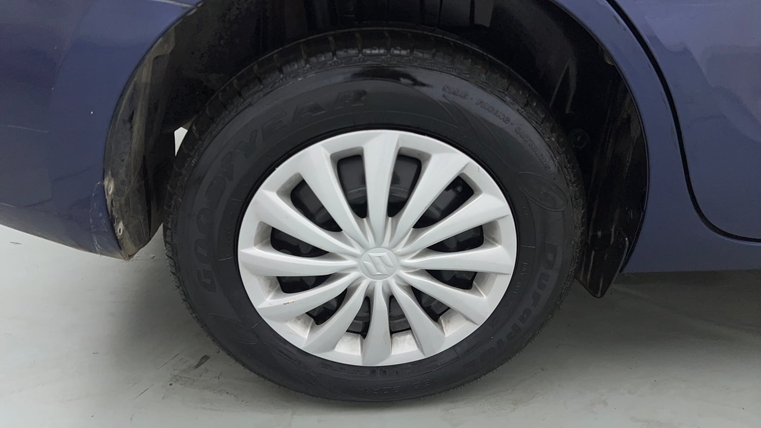Used 2017 Maruti Suzuki Dzire VXi AMT Petrol Automatic tyres RIGHT REAR TYRE RIM VIEW