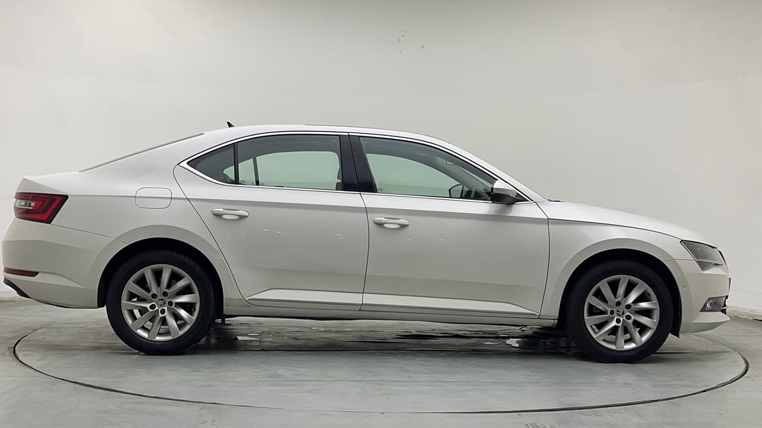 Used 2018 Skoda Superb L&K TSI AT Petrol Automatic exterior RIGHT SIDE VIEW