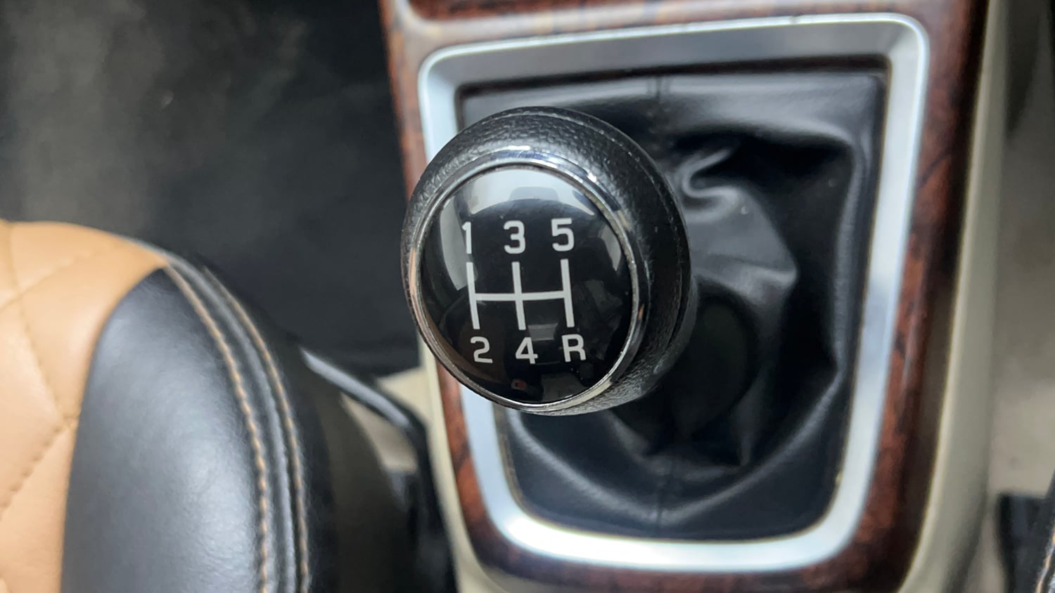Used 2017 Maruti Suzuki Dzire VXi Petrol Manual interior GEAR  KNOB VIEW