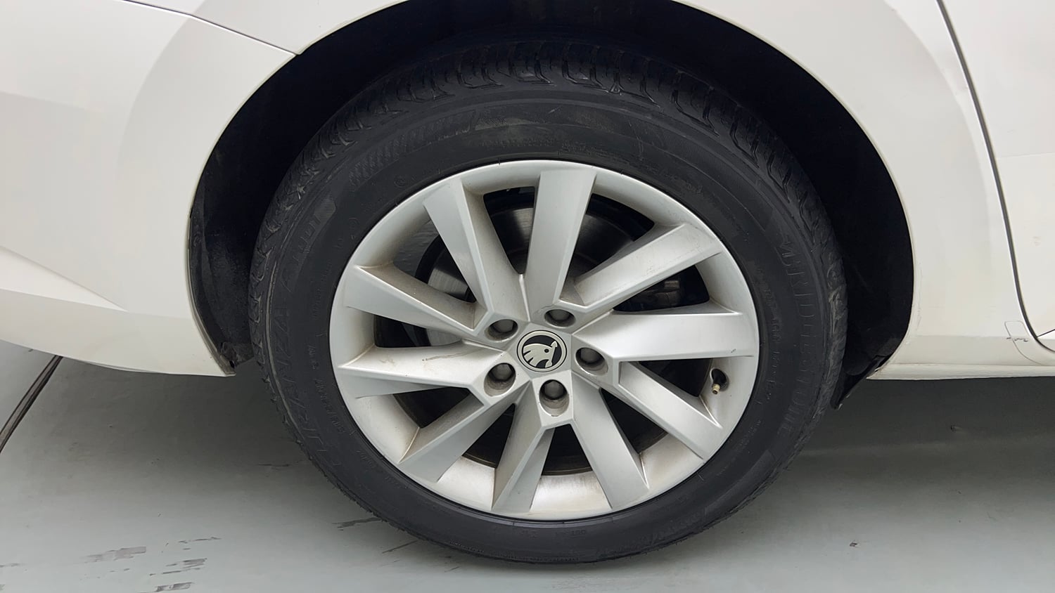 Used 2018 Skoda Superb L&K TSI AT Petrol Automatic tyres RIGHT REAR TYRE RIM VIEW