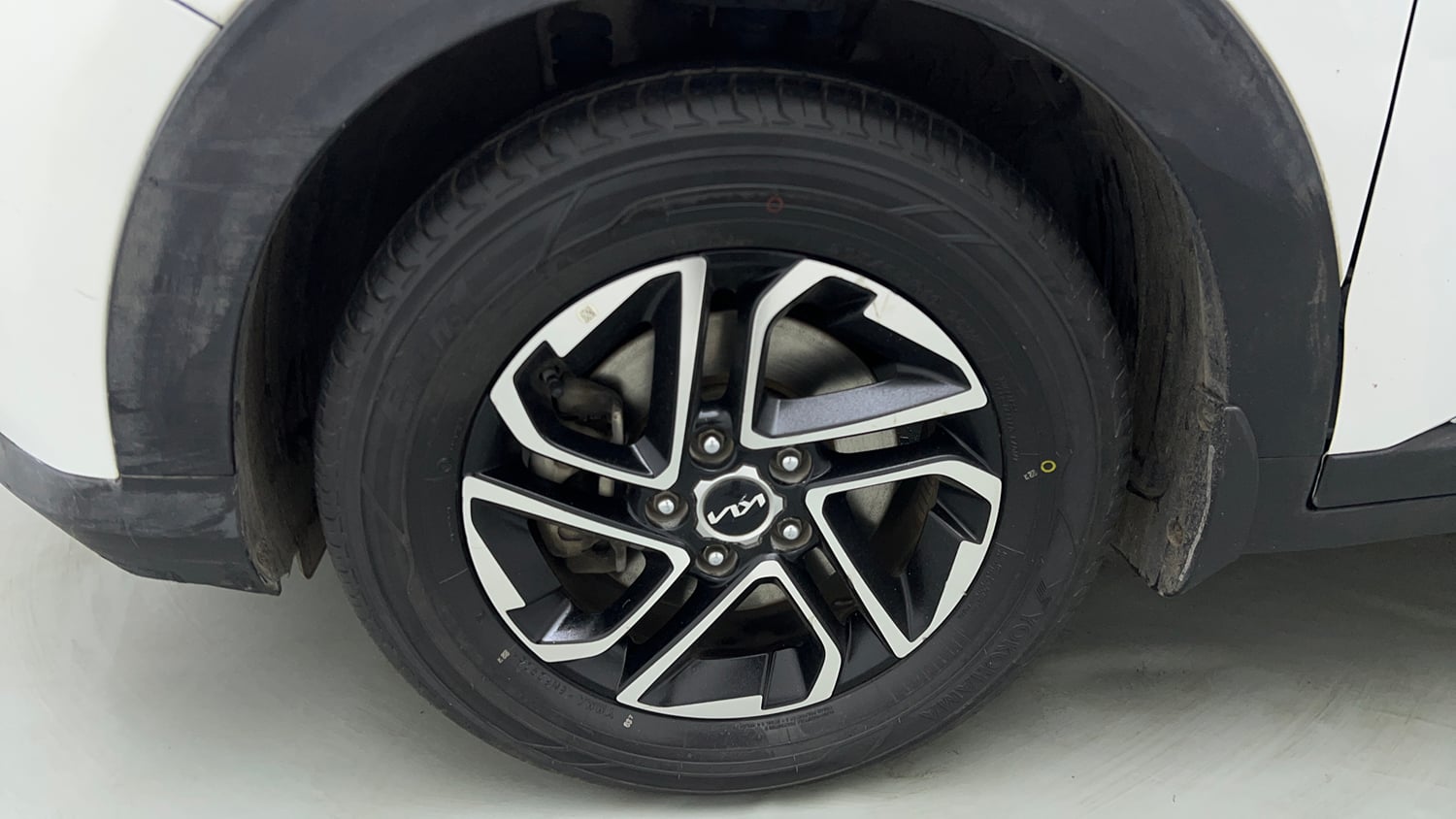 Used 2022 Kia Carens Luxury Plus 1.4 Petrol 7 STR Petrol Manual tyres LEFT FRONT TYRE RIM VIEW