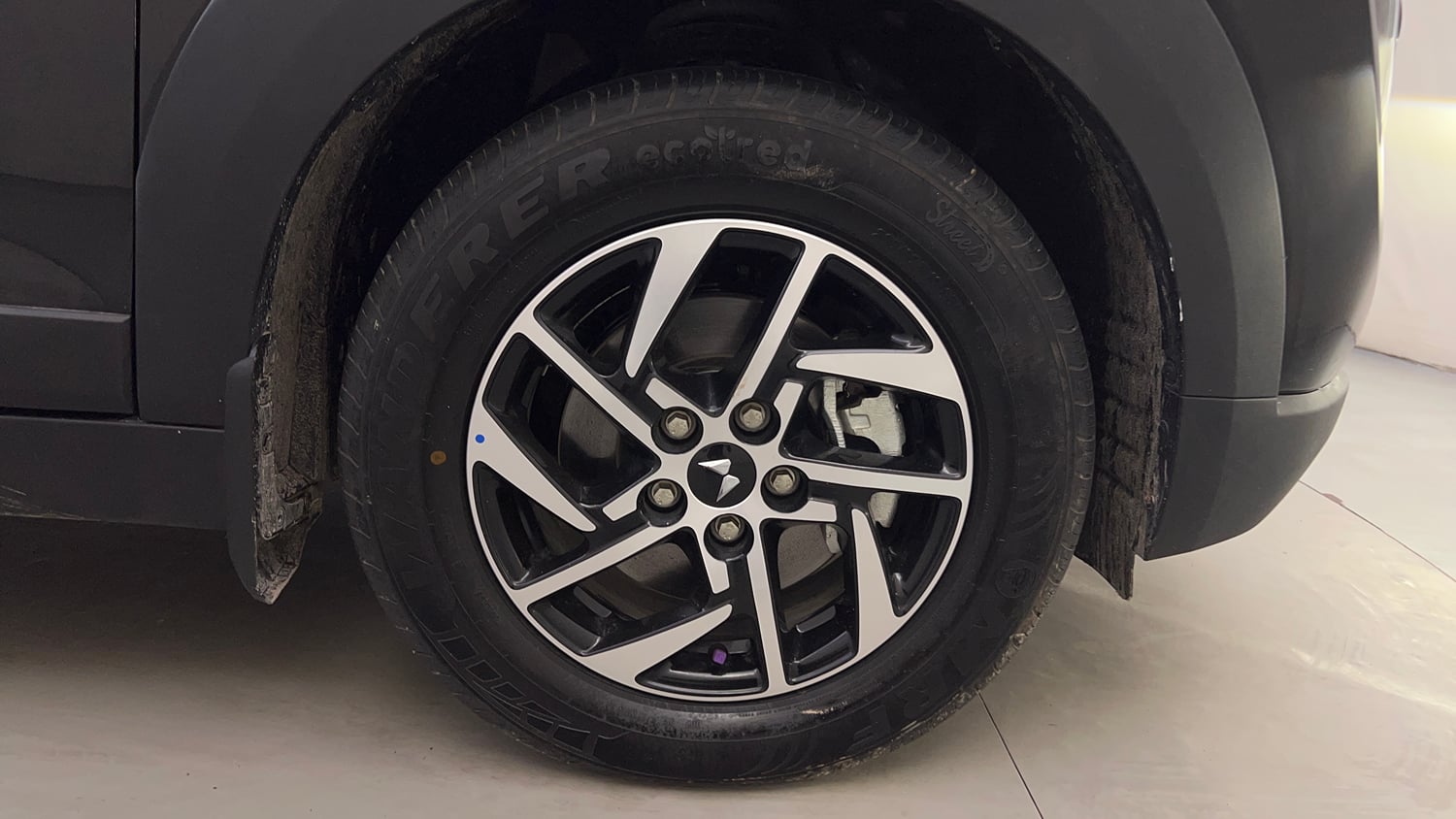 Used 2025 Mahindra XUV 3XO AX5 1.5 Diesel Autoshift Plus Diesel Automatic tyres RIGHT FRONT TYRE RIM VIEW
