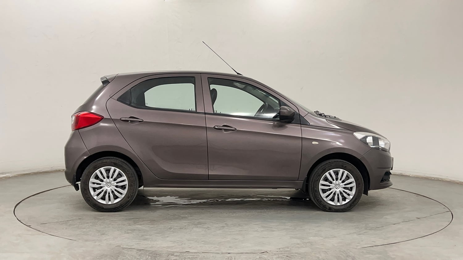 Used 2017 Tata Tiago Revotron XT Petrol Manual exterior RIGHT SIDE VIEW