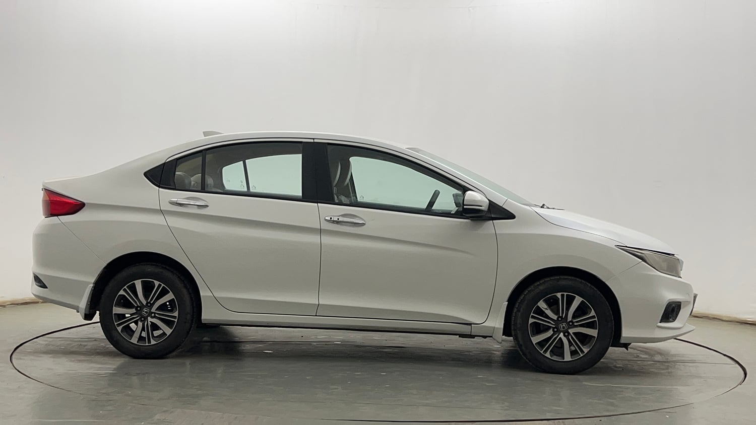 Used 2018 Honda City V CVT Petrol Petrol Automatic exterior RIGHT SIDE VIEW