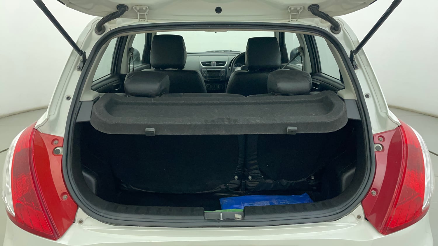 Used 2017 Maruti Suzuki Swift VXI (O) Petrol Manual interior DICKY INSIDE VIEW