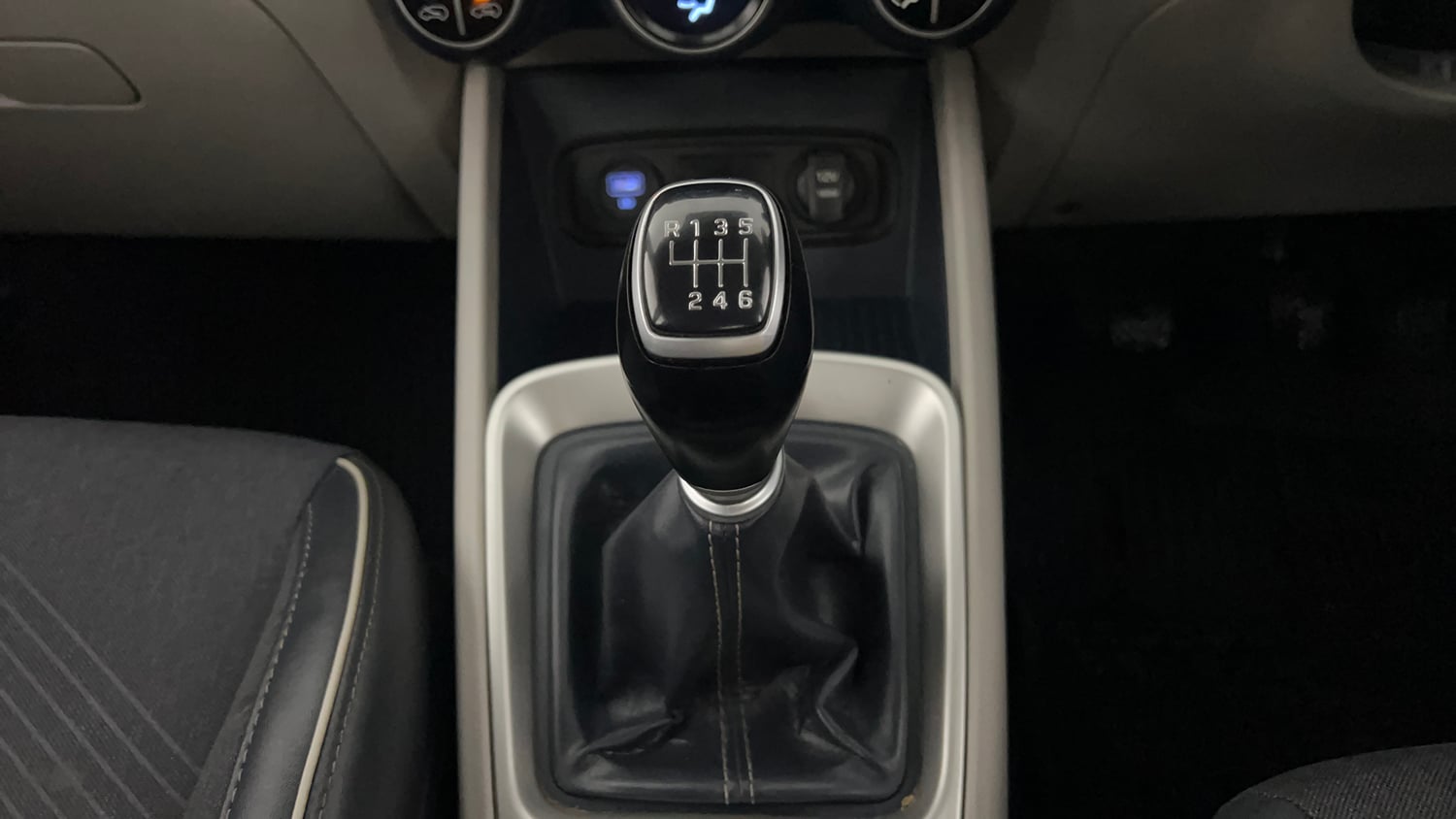 Used 2020 Hyundai Venue SX 1.4 CRDi Dual Tone Diesel Manual interior GEAR  KNOB VIEW