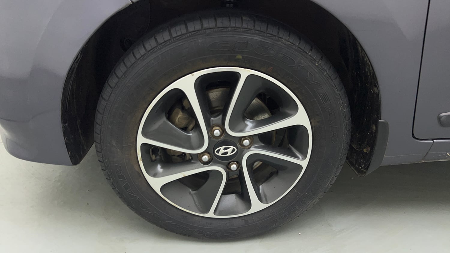 Used 2017 Hyundai Grand i10 Sportz (O) AT 1.2 Kappa VTVT Petrol Automatic tyres LEFT FRONT TYRE RIM VIEW