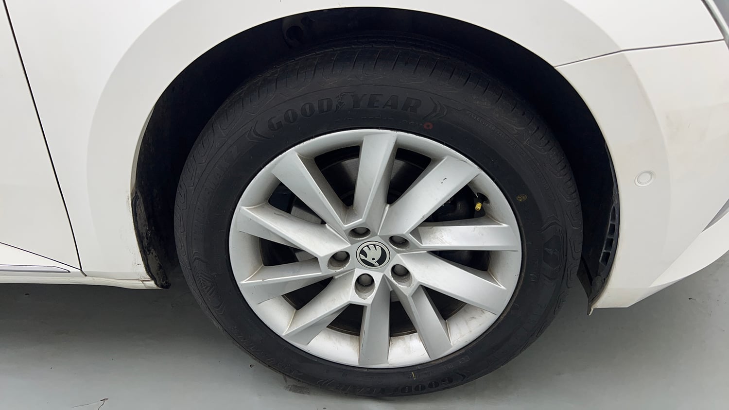 Used 2018 Skoda Superb L&K TSI AT Petrol Automatic tyres RIGHT FRONT TYRE RIM VIEW
