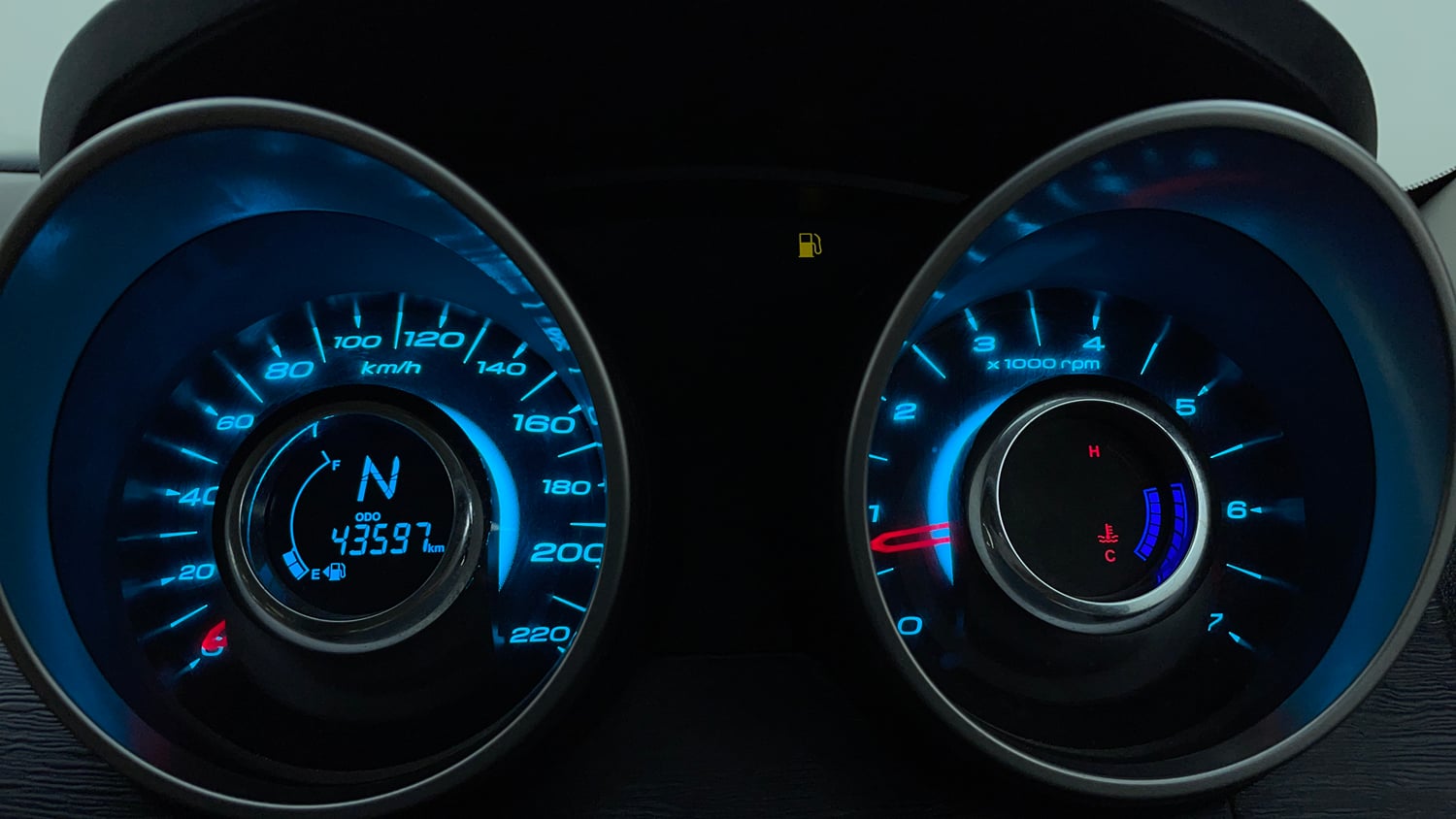 Used 2018 Mahindra XUV500 W7 Diesel Manual interior CLUSTERMETER VIEW