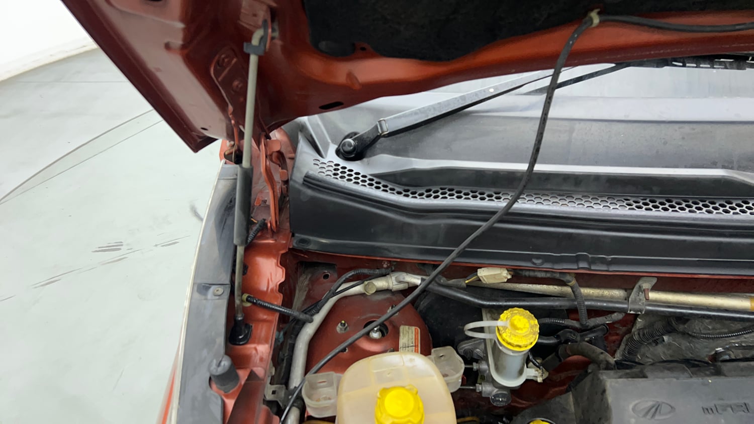Used 2017 Mahindra KUV100 K4 6 STR Petrol Manual engine ENGINE RIGHT SIDE HINGE & APRON VIEW
