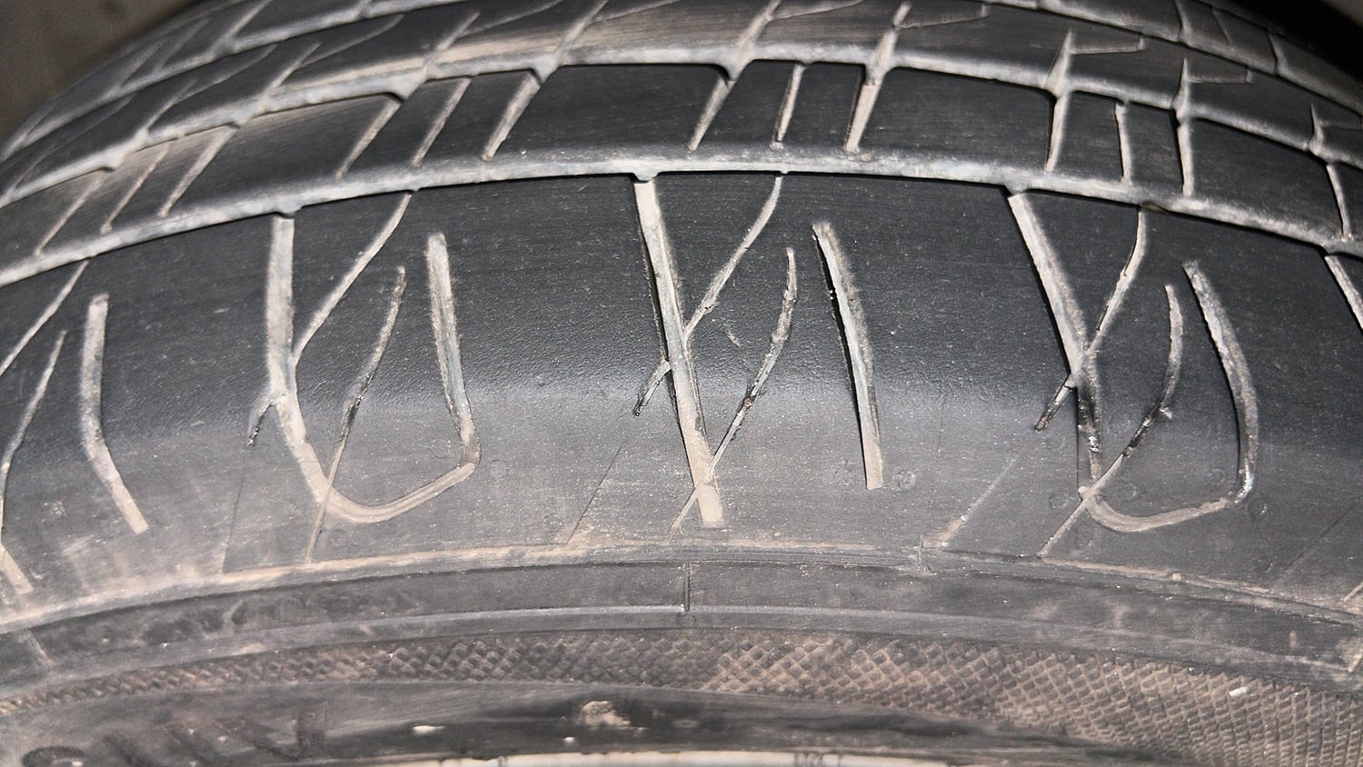 Used 2016 Maruti Suzuki S-Cross Zeta 1.3 Diesel Manual tyres LEFT FRONT TYRE TREAD VIEW