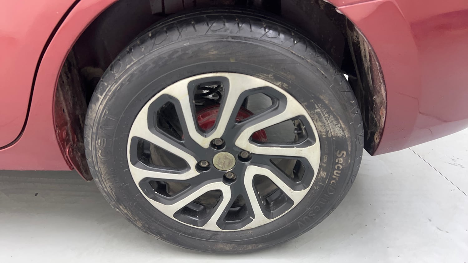 Used 2017 Maruti Suzuki Dzire VXi Petrol Manual tyres LEFT REAR TYRE RIM VIEW