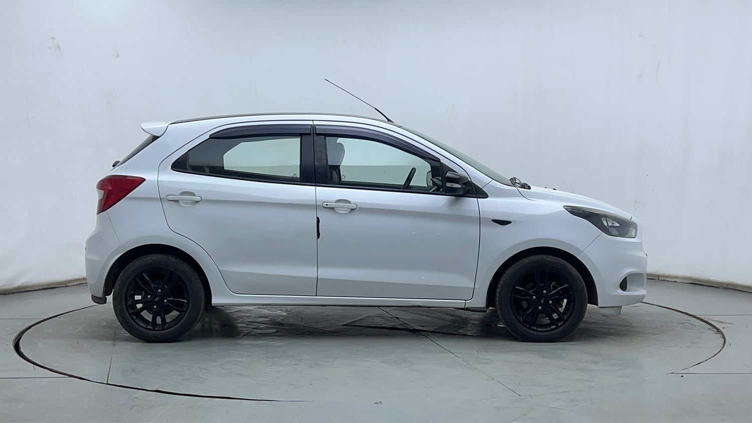 Used 2017 Ford Figo Titanium 1.2 Ti-VCT Petrol Manual exterior RIGHT SIDE VIEW