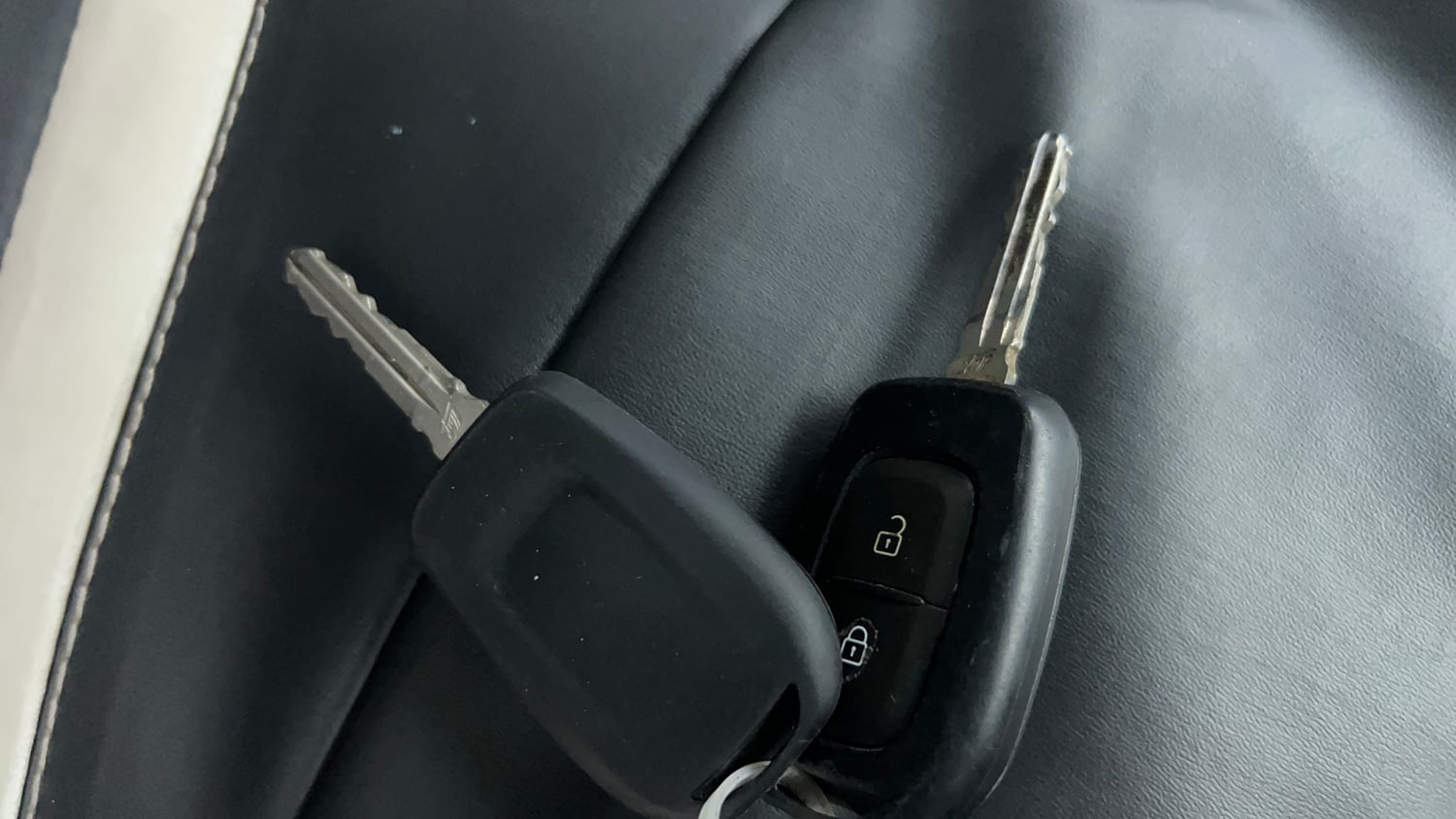 Used 2023 Renault Triber RXT EASY-R AMT Petrol Automatic extra CAR KEY VIEW