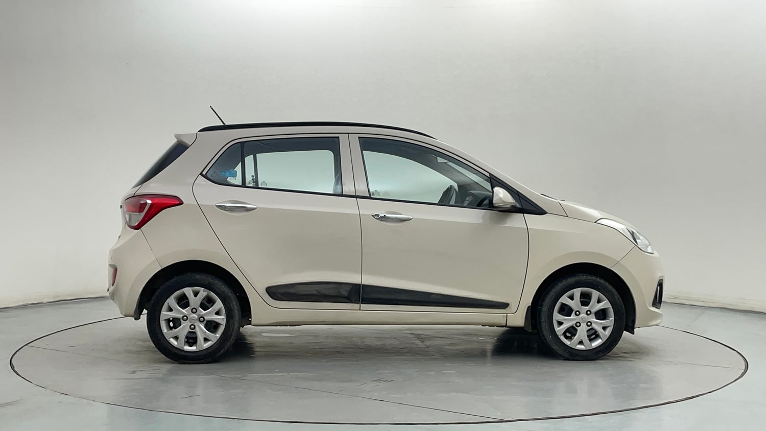 Used 2013 Hyundai Grand i10 Sportz 1.2 Kappa VTVT Petrol Manual exterior RIGHT SIDE VIEW