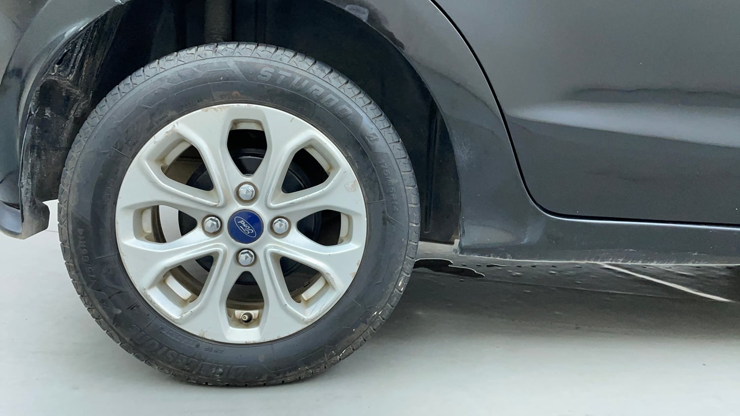 Used 2015 Ford Figo Titanium1.5 TDCi Diesel Manual tyres RIGHT REAR TYRE RIM VIEW