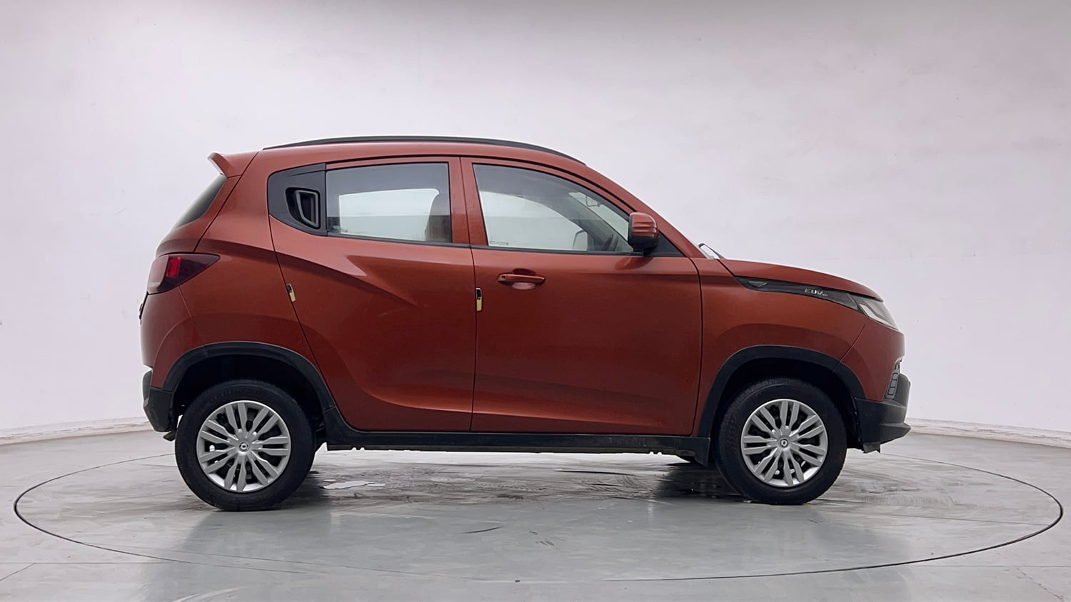 Used 2017 Mahindra KUV100 K4 6 STR Petrol Manual exterior RIGHT SIDE VIEW