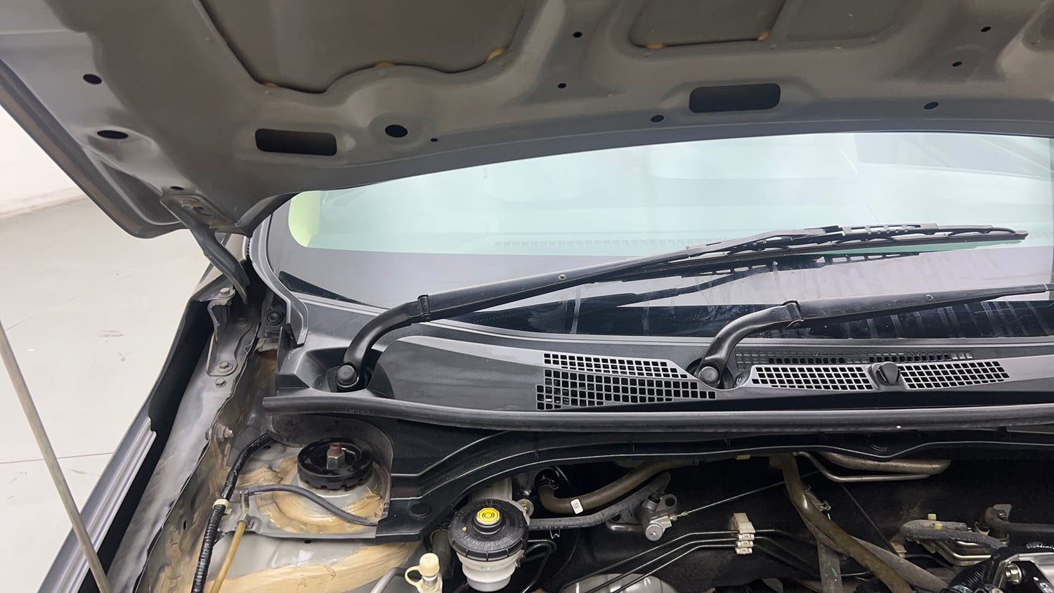 Used 2022 Honda Amaze S MT 1.2 Petrol Petrol Manual engine ENGINE RIGHT SIDE HINGE & APRON VIEW