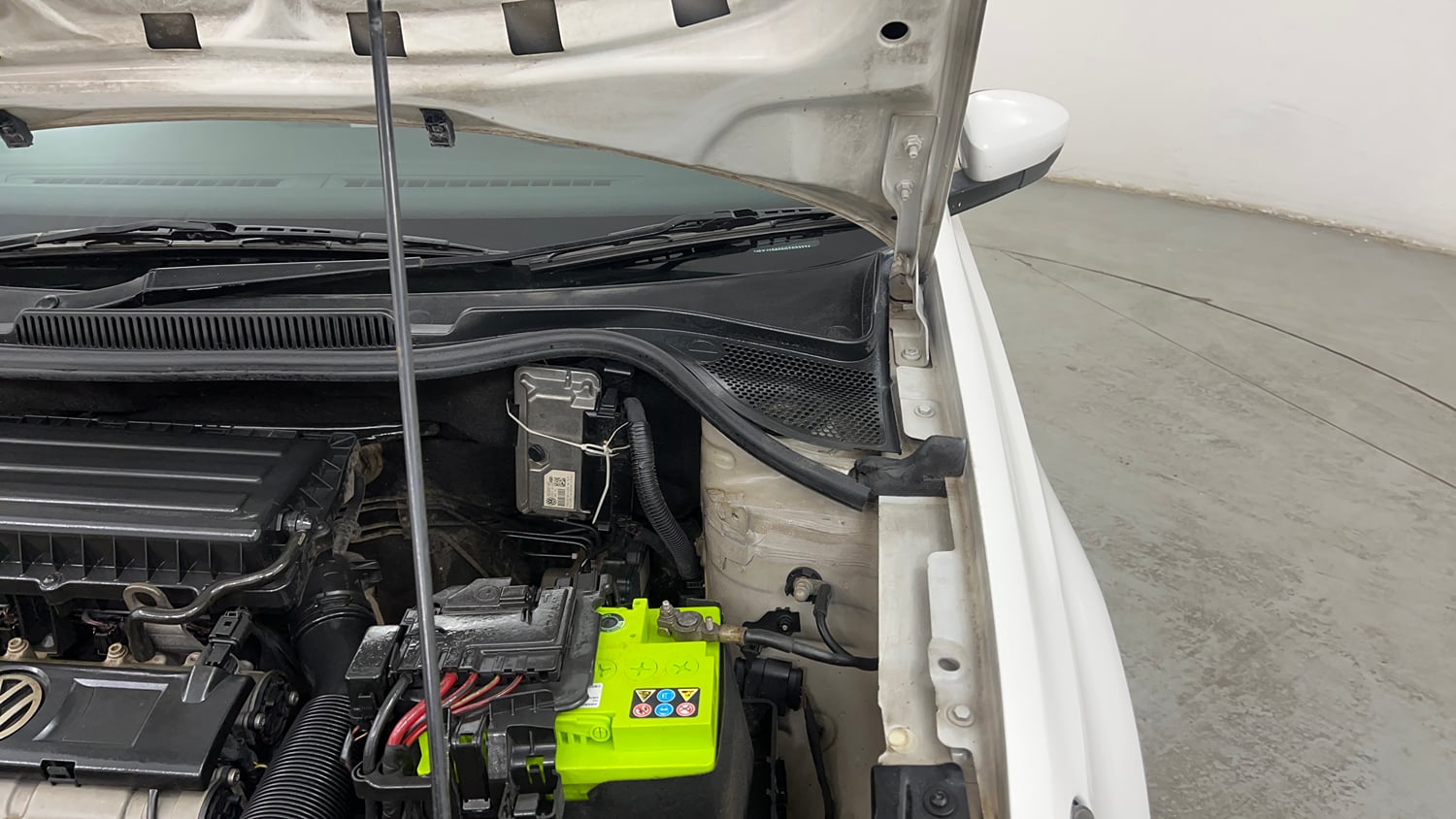 Used 2015 Volkswagen Vento Comfortline Petrol Petrol Manual engine ENGINE LEFT SIDE HINGE & APRON VIEW
