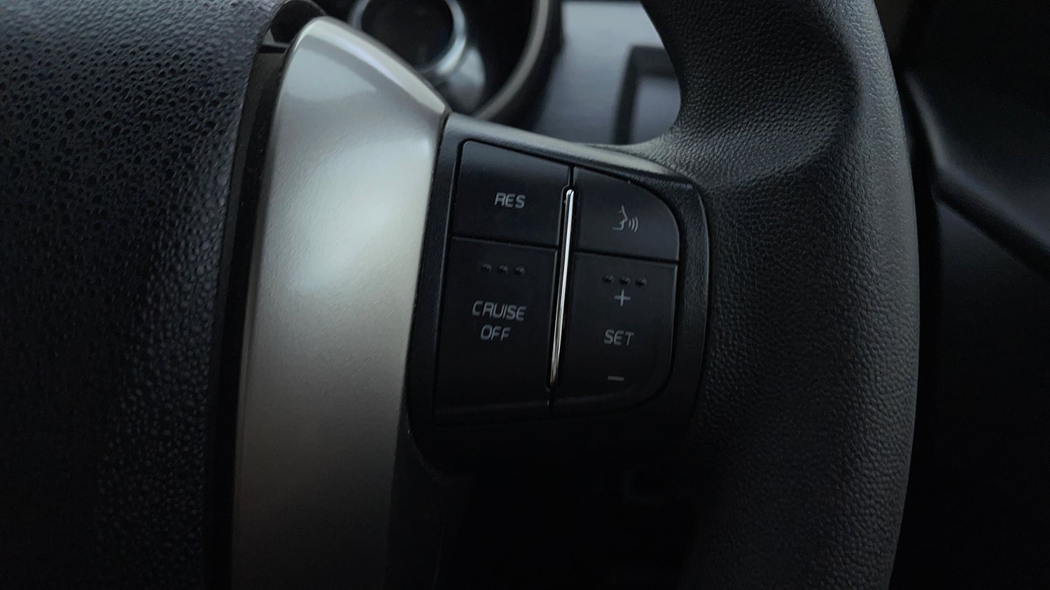 Used 2018 Mahindra XUV500 W7 Diesel Manual top_features Cruise control