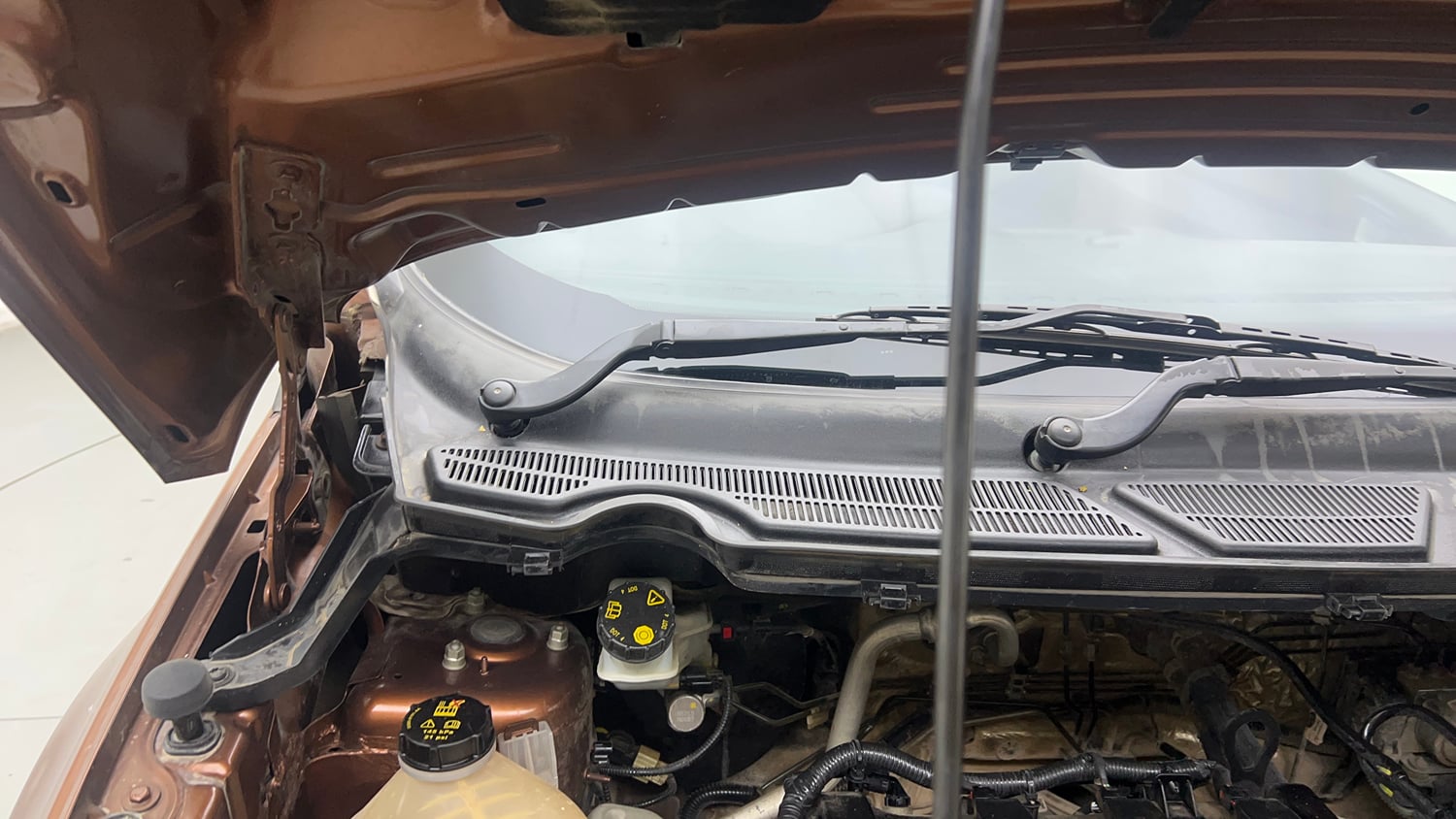 Used 2019 Ford EcoSport Titanium 1.5L Ti-VCT Petrol Manual engine ENGINE RIGHT SIDE HINGE & APRON VIEW