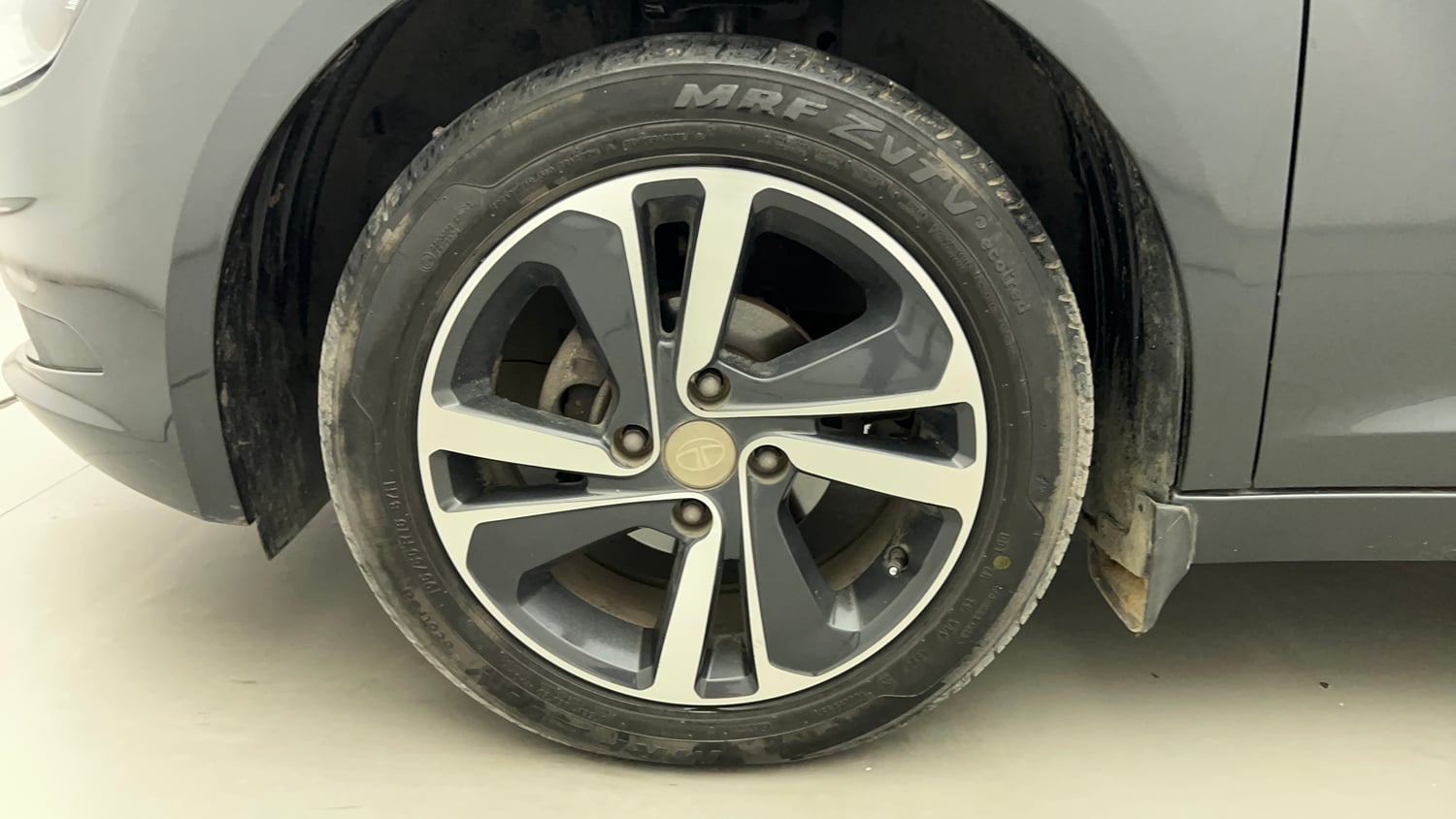 Used 2020 Tata Altroz XZ Petrol Petrol Manual tyres LEFT FRONT TYRE RIM VIEW