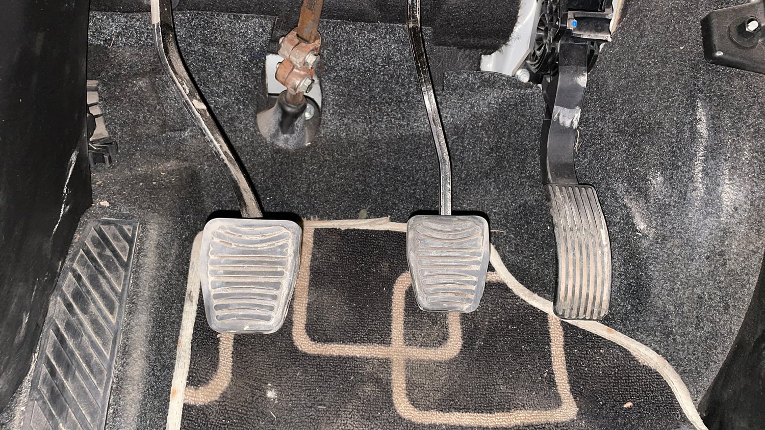 Used 2018 Mahindra XUV500 W7 Diesel Manual interior PEDALS VIEW