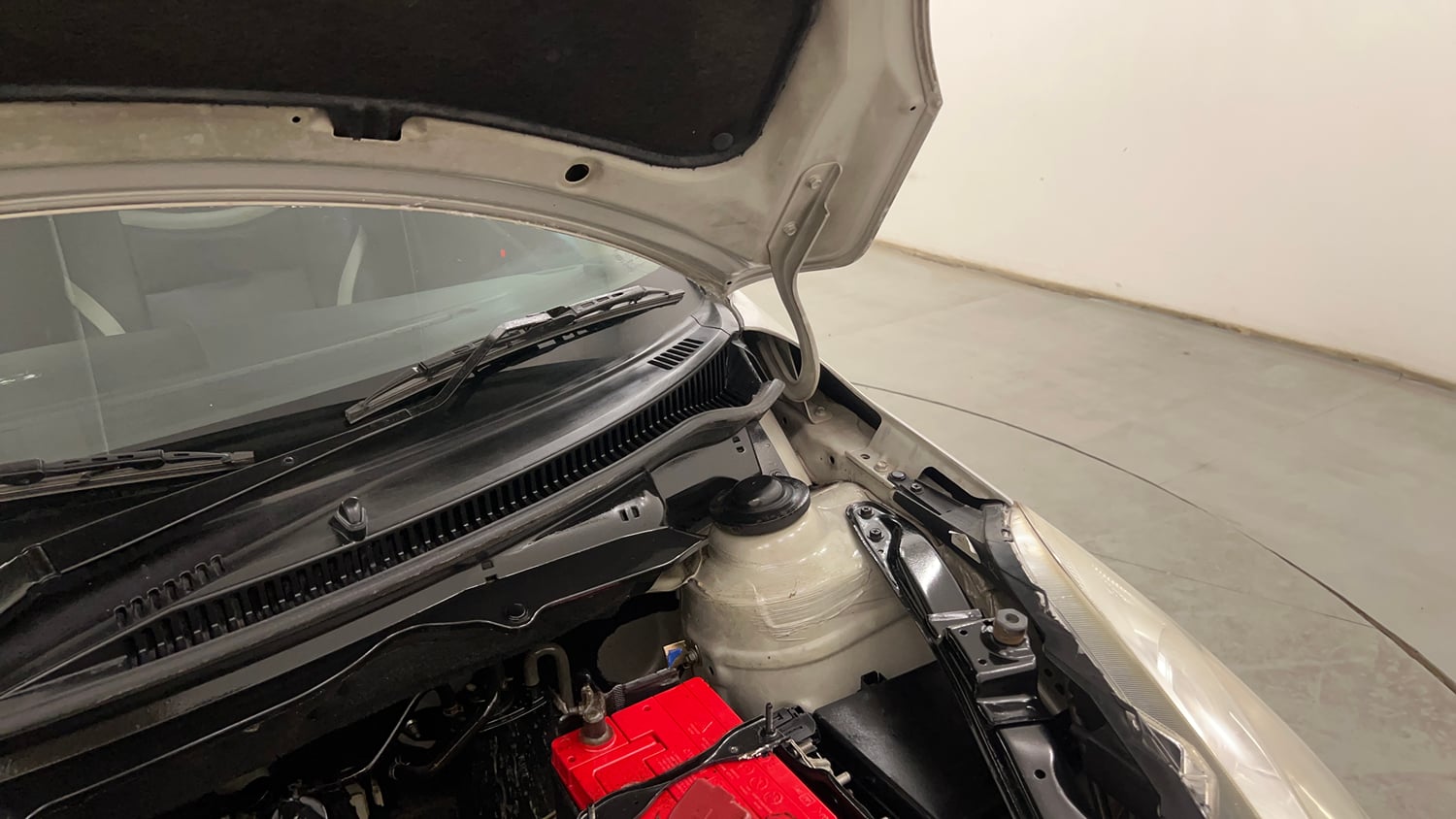Used 2013 Maruti Suzuki Swift VXi Petrol Manual engine ENGINE LEFT SIDE HINGE & APRON VIEW