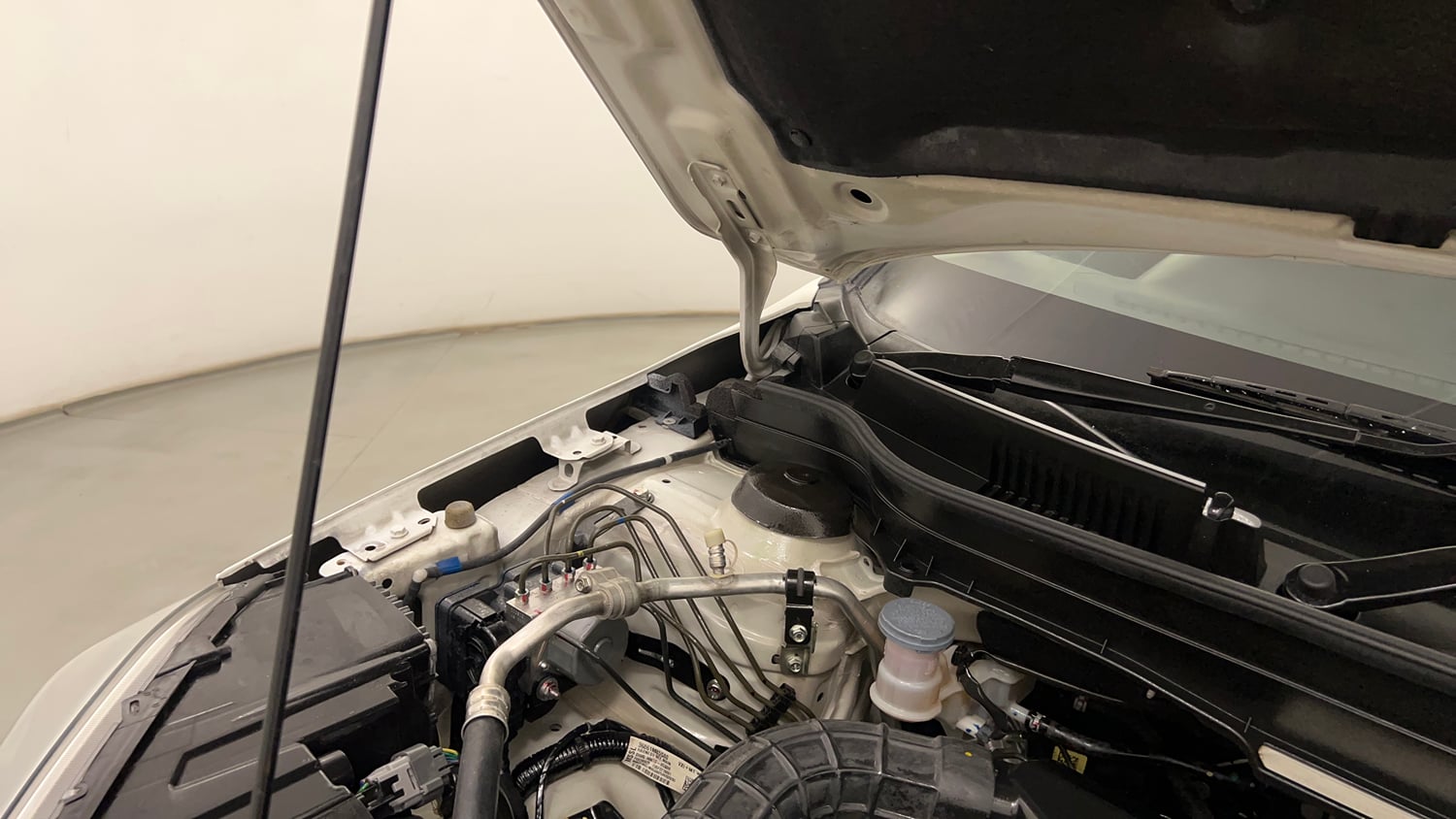 Used 2020 maruti-suzuki Vitara Brezza VXi Petrol Manual engine ENGINE RIGHT SIDE HINGE & APRON VIEW