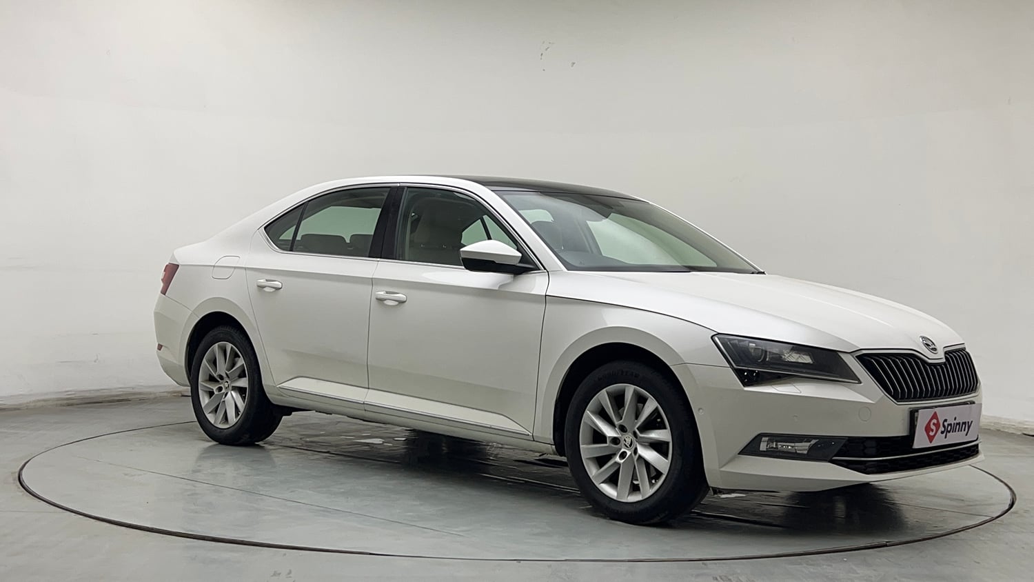 Used 2018 Skoda Superb L&K TSI AT Petrol Automatic exterior RIGHT FRONT CORNER VIEW