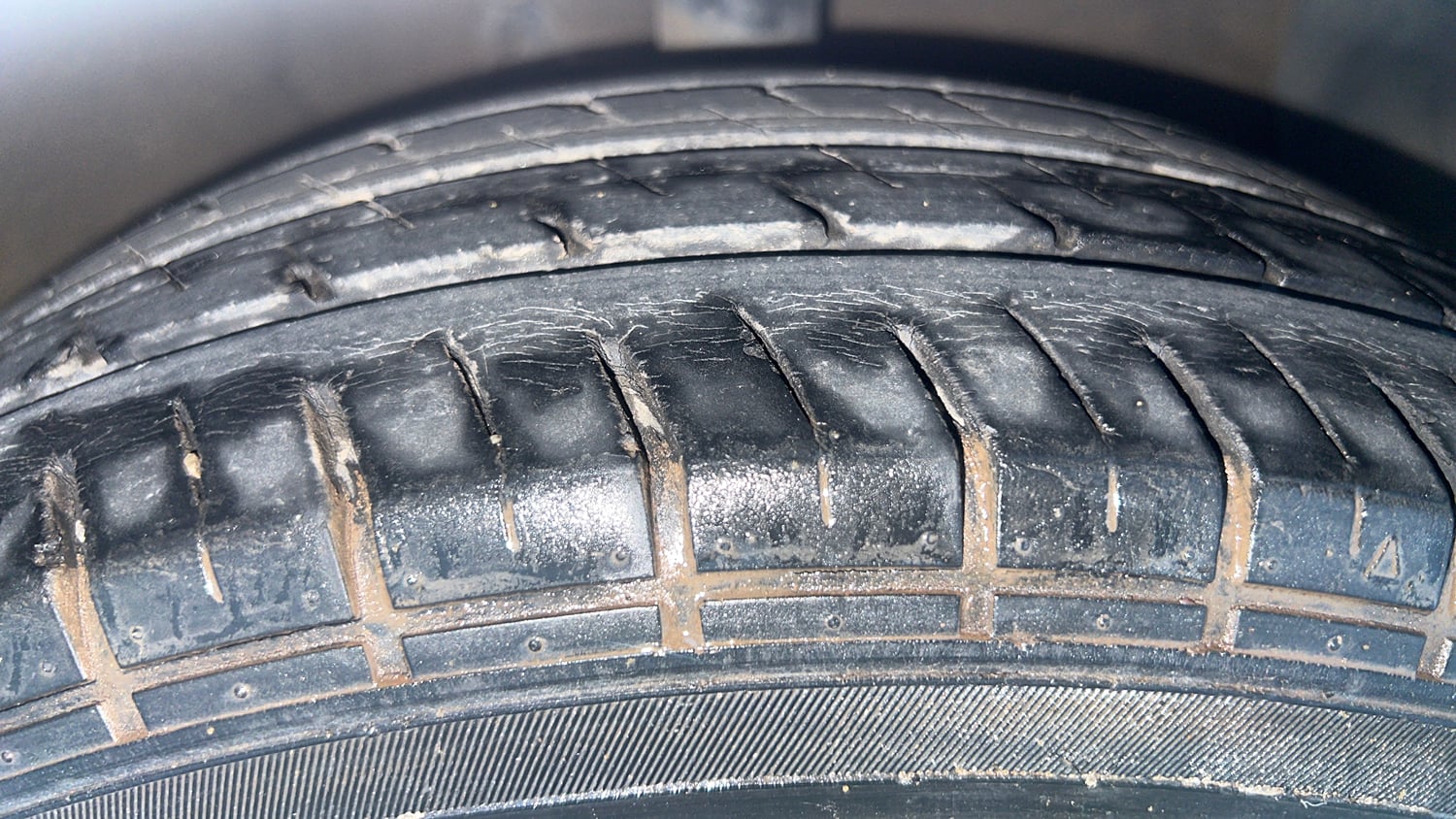 Used 2016 Hyundai Grand i10 Asta AT 1.2 Kappa VTVT Petrol Automatic tyres RIGHT FRONT TYRE TREAD VIEW