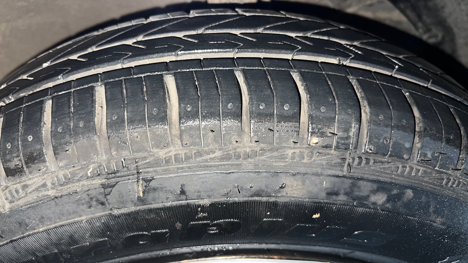 Used 2017 Maruti Suzuki Dzire VXi AMT Petrol Automatic tyres RIGHT FRONT TYRE TREAD VIEW