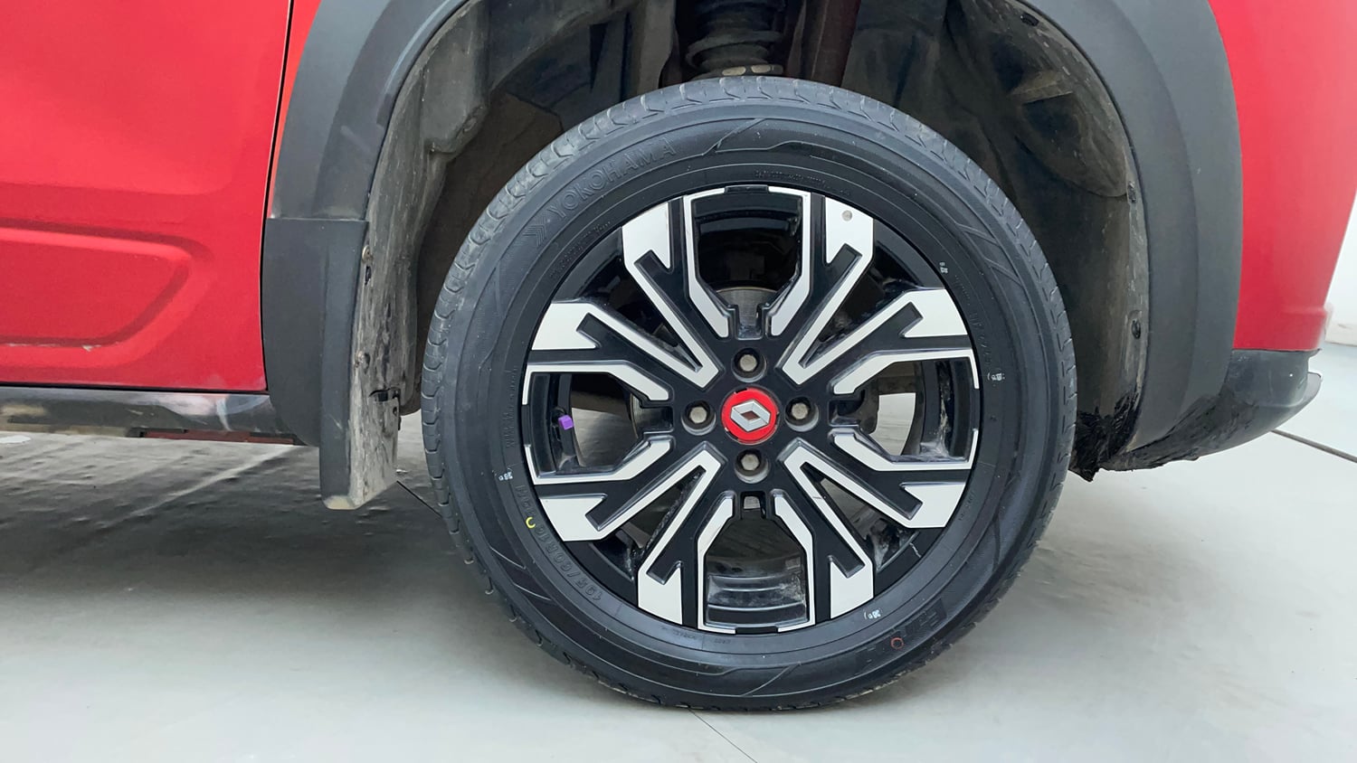 Used 2022 Renault Kiger RXZ 1.0 Turbo MT Dual Tone Petrol Manual tyres RIGHT FRONT TYRE RIM VIEW