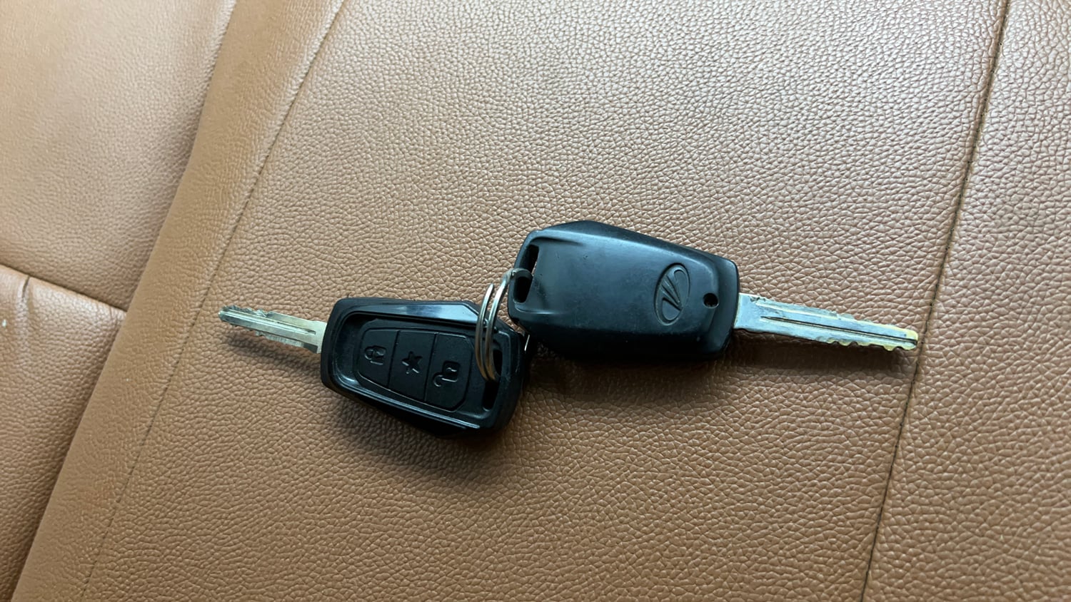 Used 2017 Mahindra KUV100 K4 6 STR Petrol Manual extra CAR KEY VIEW