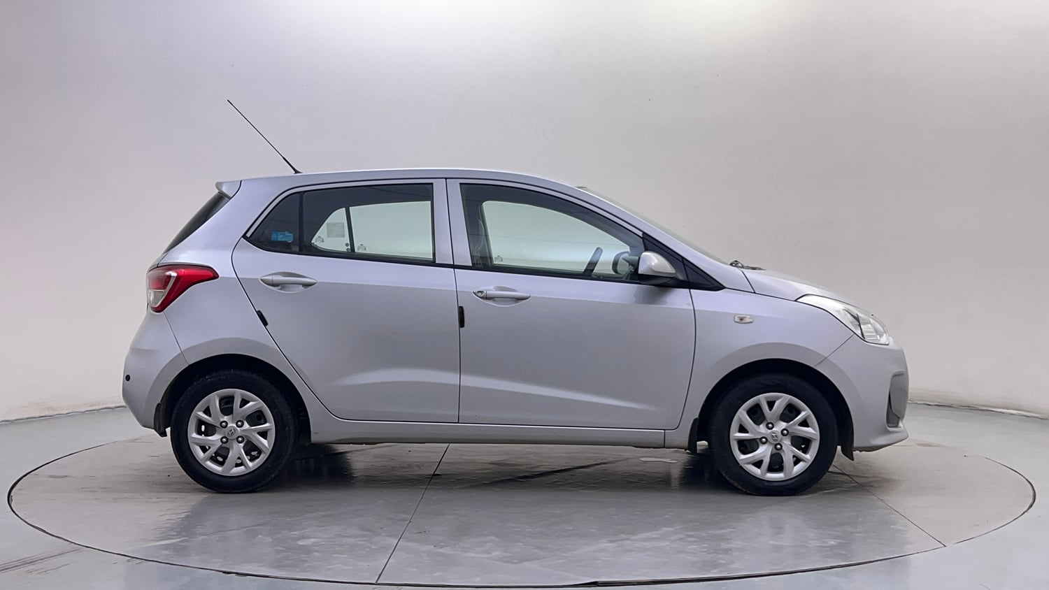 Used 2018 Hyundai Grand i10 Magna 1.2 Kappa VTVT Petrol Manual exterior RIGHT SIDE VIEW