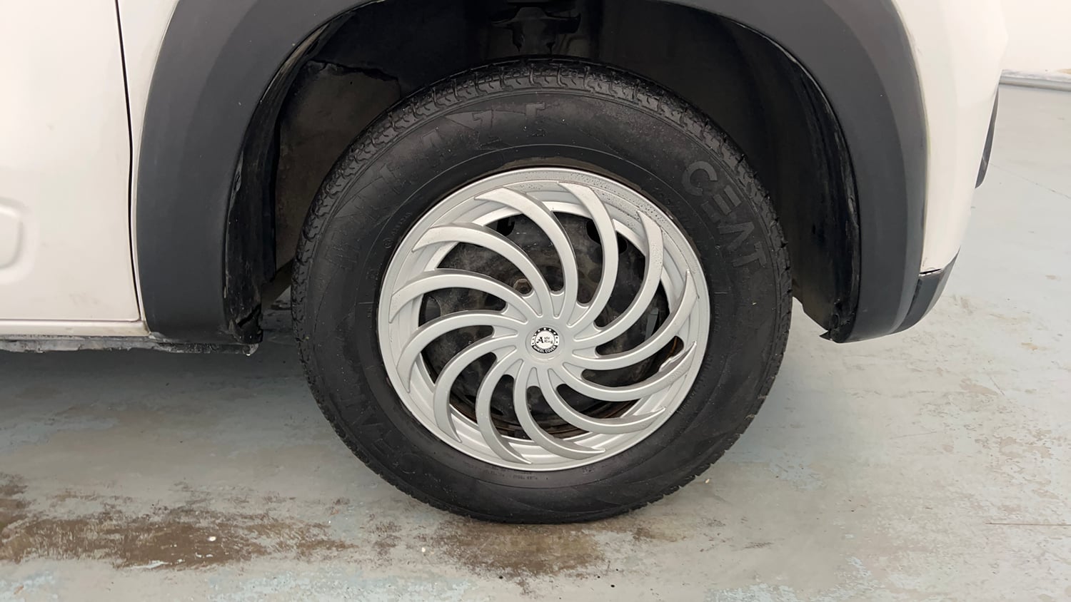 Used 2018 Renault Kwid RXT Petrol Manual tyres RIGHT FRONT TYRE RIM VIEW
