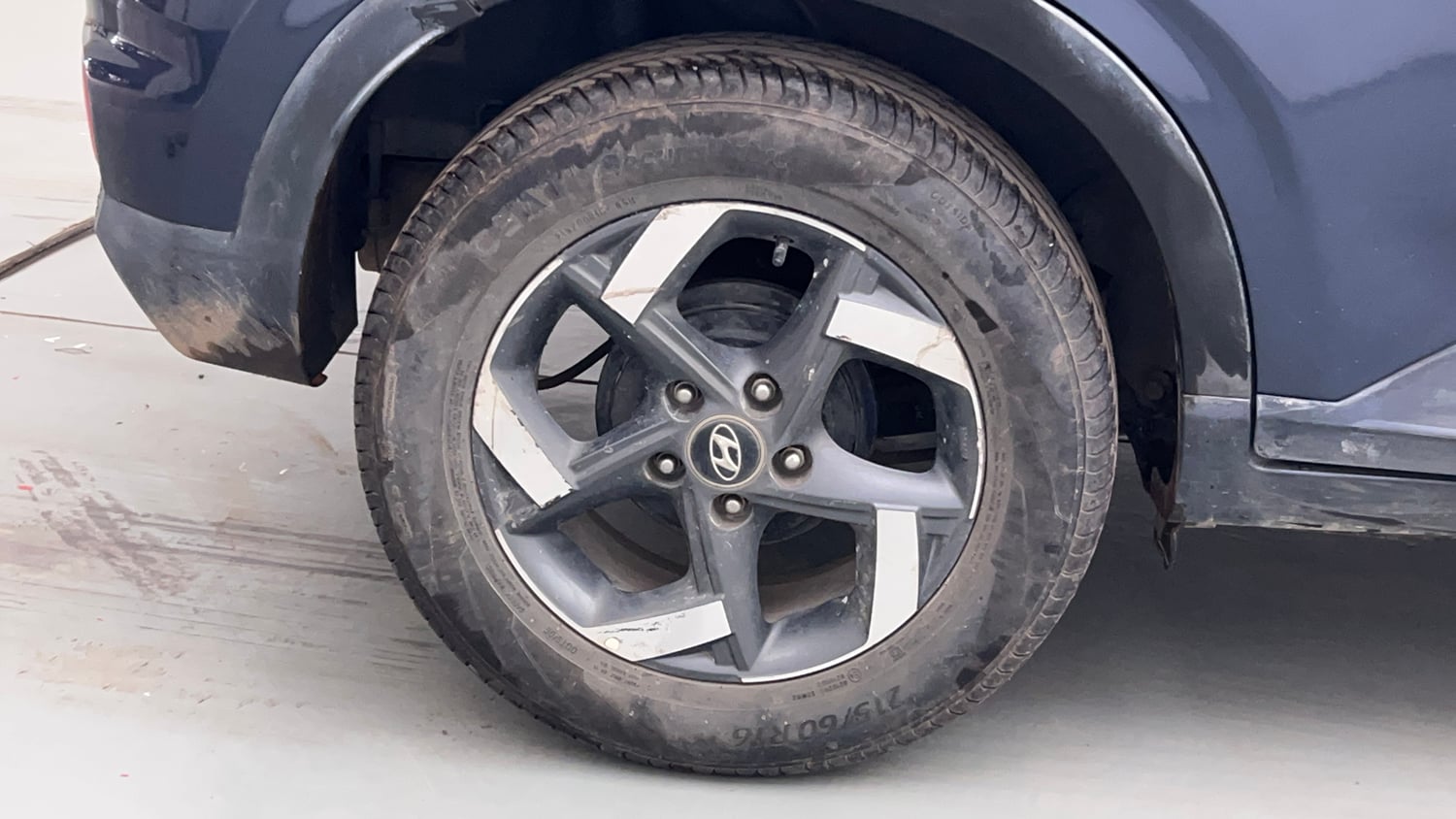 Used 2019 Hyundai Venue SX 1.4 (O) CRDi Diesel Manual tyres RIGHT REAR TYRE RIM VIEW