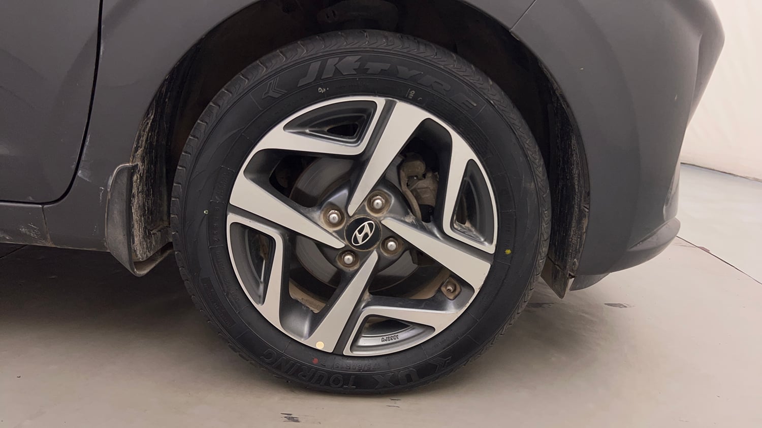 Used 2020 Hyundai Aura SX 1.2 (O) Petrol Petrol Manual tyres RIGHT FRONT TYRE RIM VIEW