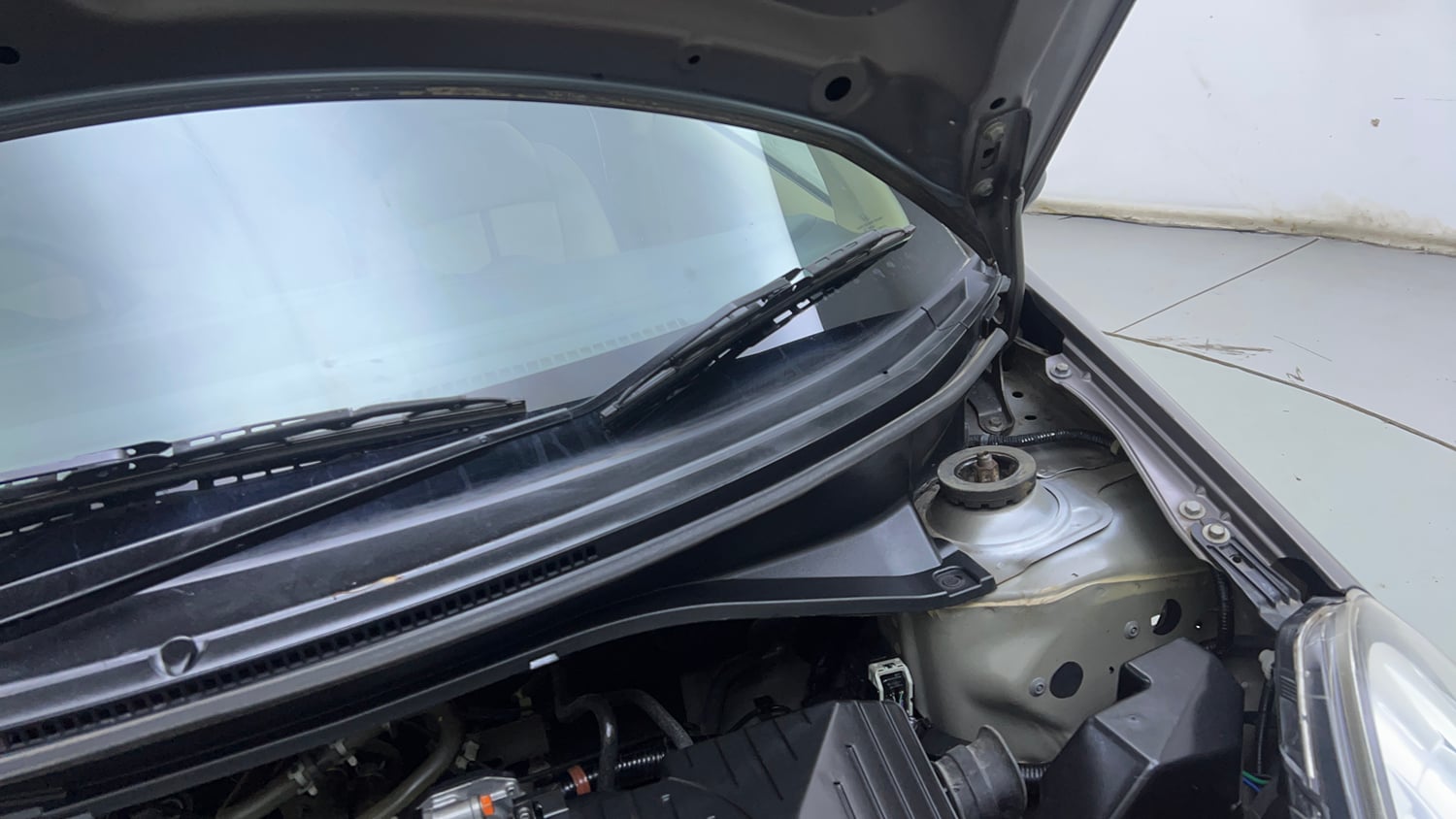 Used 2016 Honda Brio S MT Petrol Manual engine ENGINE LEFT SIDE HINGE & APRON VIEW