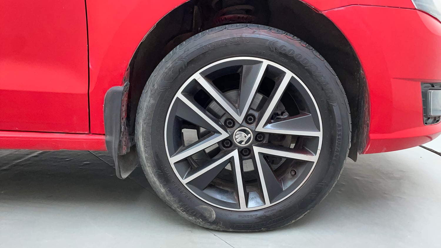 Used 2018 Skoda Rapid Style 1.6 MPI AT Petrol Automatic tyres RIGHT FRONT TYRE RIM VIEW