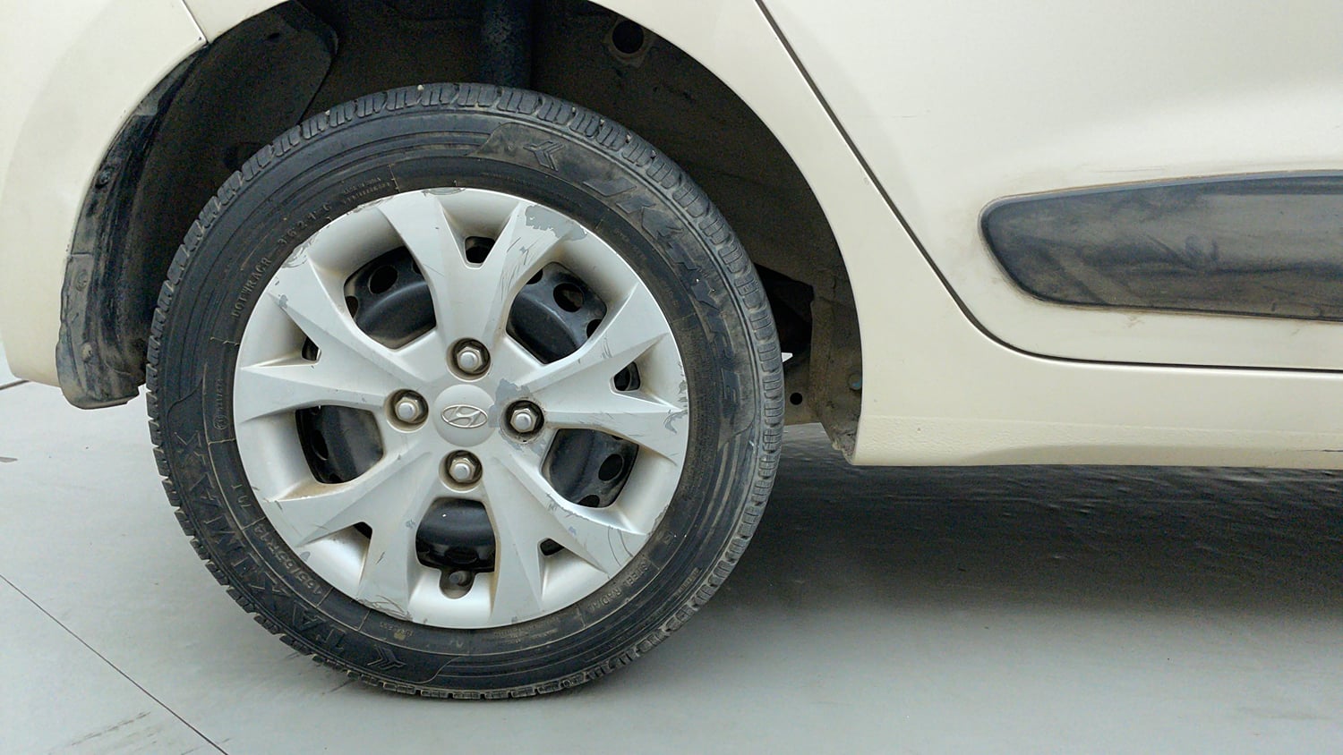 Used 2013 Hyundai Grand i10 Sportz 1.2 Kappa VTVT Petrol Manual tyres RIGHT REAR TYRE RIM VIEW