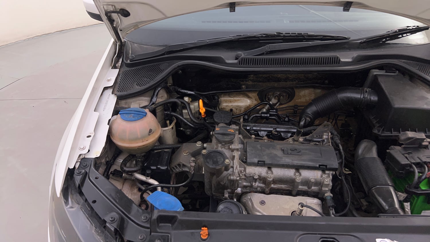 Used 2013 Volkswagen Polo Highline1.2L (P) Petrol Manual engine ENGINE RIGHT SIDE HINGE & APRON VIEW