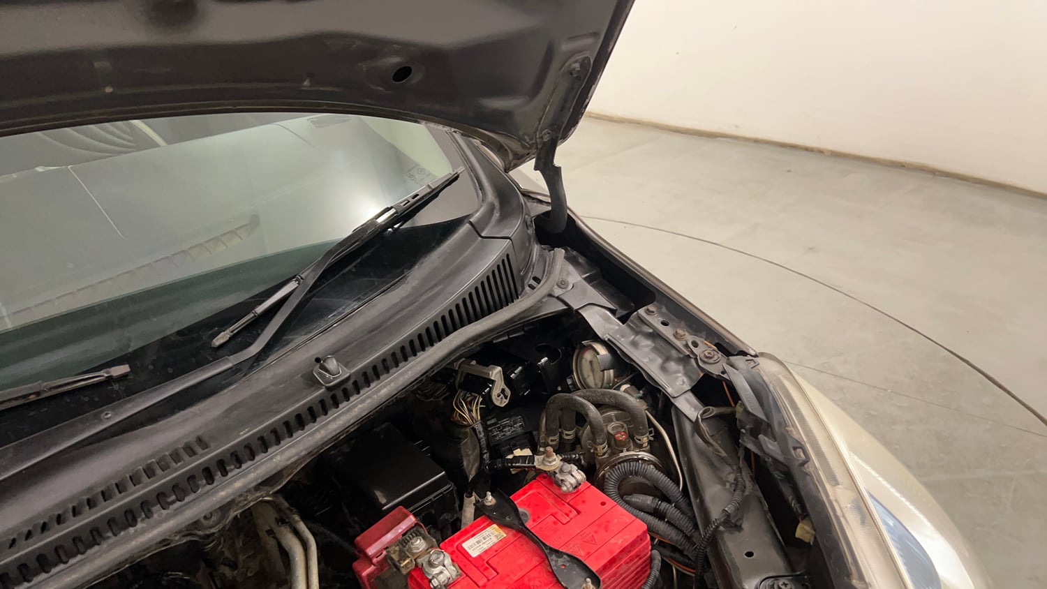 Used 2013 Maruti Suzuki Wagon R LXI CNG Cng Manual engine ENGINE LEFT SIDE HINGE & APRON VIEW