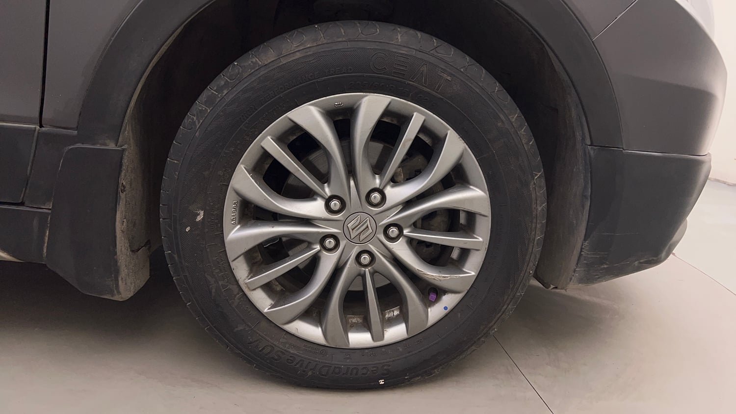 Used 2016 Maruti Suzuki S-Cross Zeta 1.3 Diesel Manual tyres RIGHT FRONT TYRE RIM VIEW
