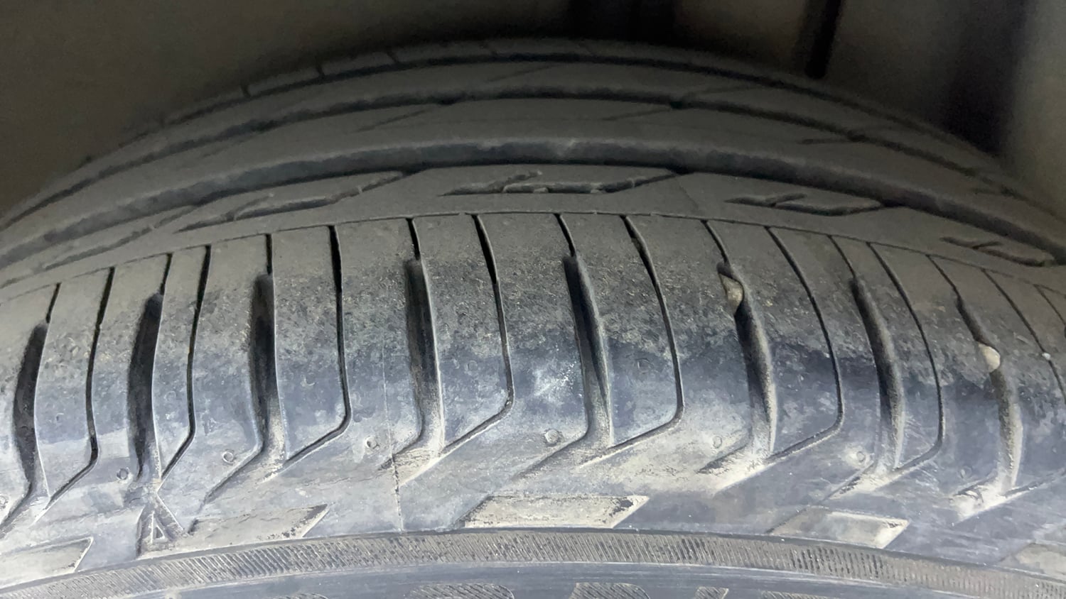 Used 2022 Volkswagen Taigun Topline 1.0 TSI AT Petrol Automatic tyres LEFT REAR TYRE TREAD VIEW
