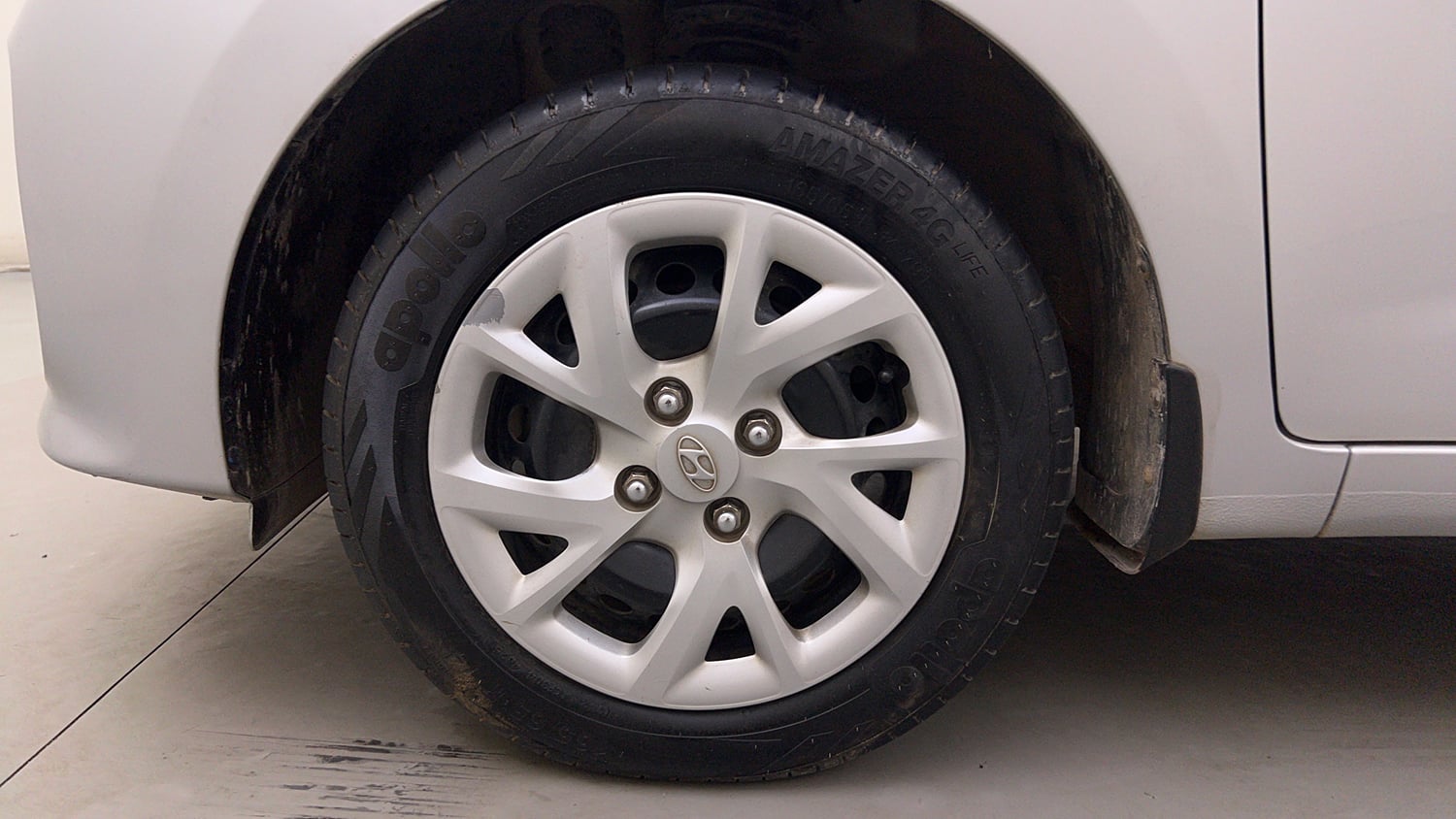 Used 2018 Hyundai Grand i10 Magna 1.2 Kappa VTVT Petrol Manual tyres LEFT FRONT TYRE RIM VIEW