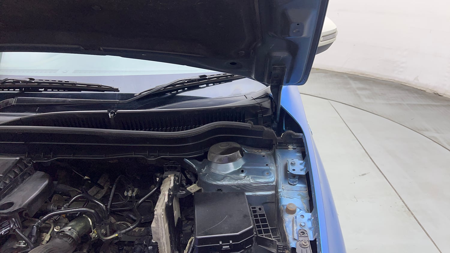 Used 2017 Maruti Suzuki Vitara Brezza ZDi+ Dual Tone Diesel Manual engine ENGINE LEFT SIDE HINGE & APRON VIEW