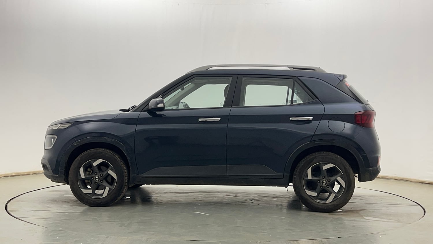 Used 2019 Hyundai Venue SX 1.4 (O) CRDi Diesel Manual exterior LEFT SIDE VIEW