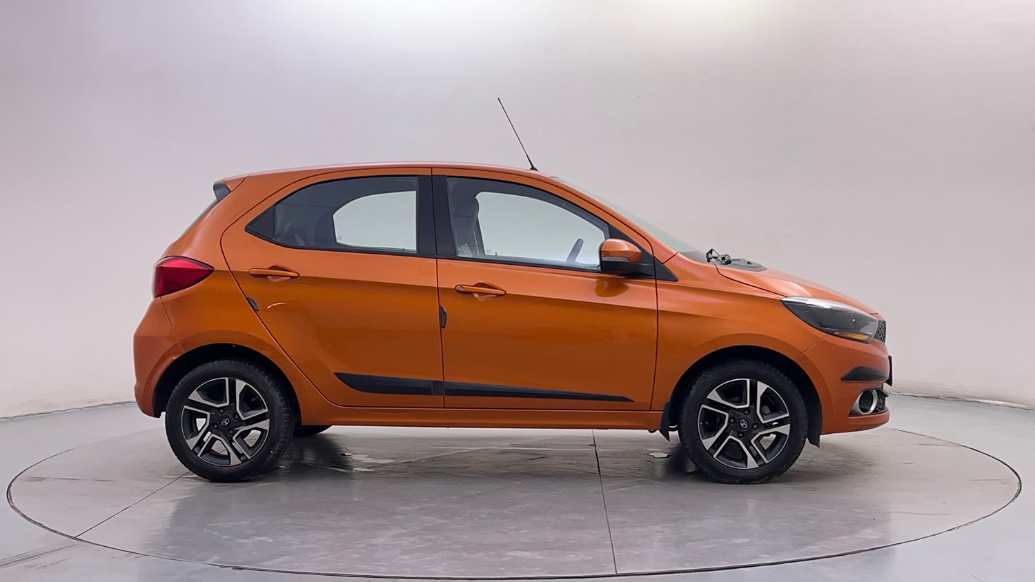 Used 2019 Tata Tiago Revotron XZ Plus Petrol Manual exterior RIGHT SIDE VIEW