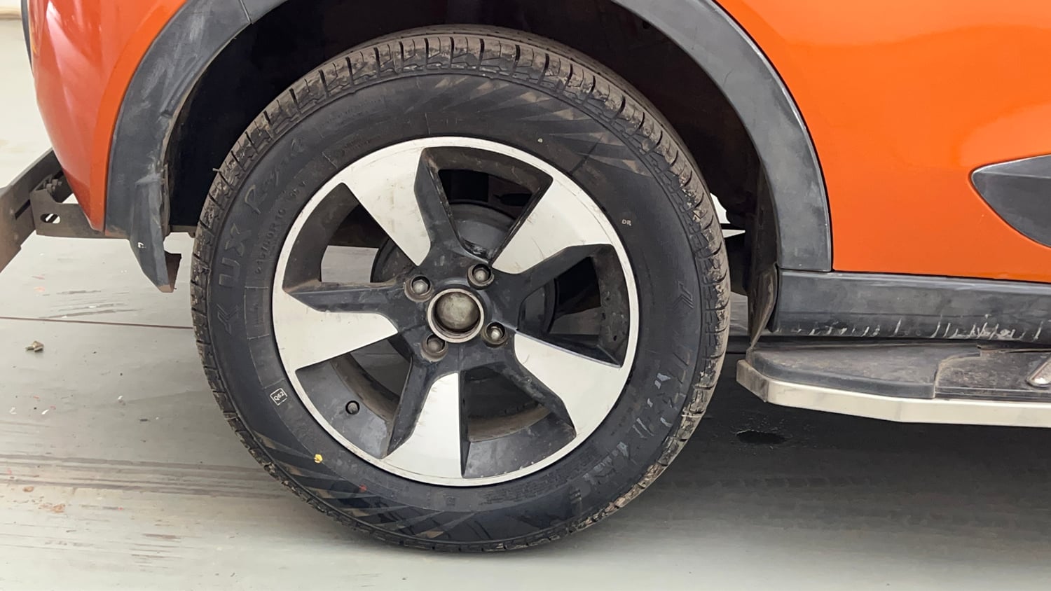 Used 2019 Tata Nexon XZA Plus Petrol Dual Tone Petrol Automatic tyres RIGHT REAR TYRE RIM VIEW